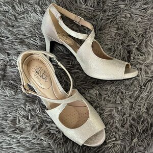 Silver snakeskin pumps 9.5 peep toe vegan leather white crackle Life Stride 🐍